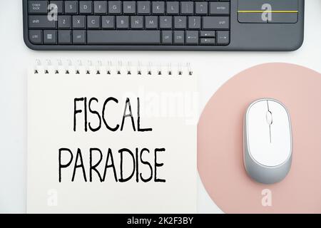 Légende du texte présentant fiscal Paradise. Le mot écrit sur le gaspillage de l'argent public est un sujet de grande préoccupation fournitures de bureau sur le bureau avec le clavier et les verres et la tasse de café pour le travail Banque D'Images