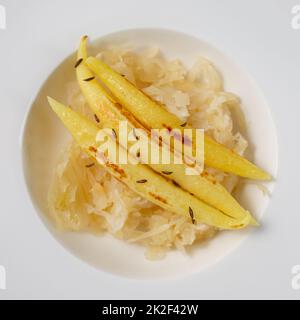 Boulettes de pommes de terre en forme de doigts sur la sauce Banque D'Images