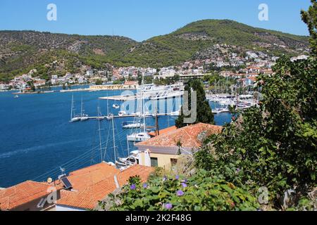 On Poros Island Ferry dans une journée d'été en Grèce Banque D'Images