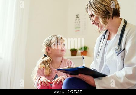 Que feriez-nous sans médecins. Prise de vue d'un médecin ayant une consultation avec une petite fille dans sa salle de consultation. Banque D'Images