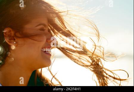 Rien ne vaut la sensation que vous donne l'air frais. Gros plan d'une belle jeune femme passant un peu de temps à la plage. Banque D'Images