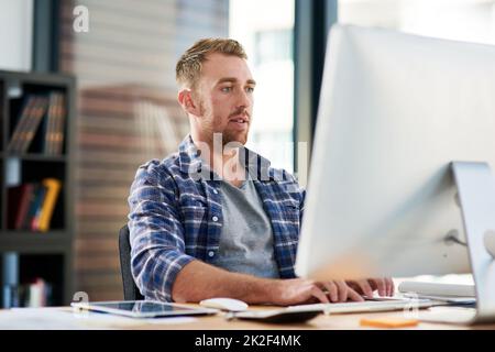 Travailler dur pour maintenir un avantage en tant que concepteur de pointe. Photo rognée d'un jeune designer travaillant sur un ordinateur dans un bureau. Banque D'Images