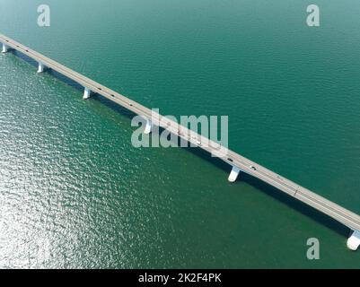 Pont de Zeelandbridge à l'infini dans la vue aérienne de drone de distance. Partie de Delta fonctionne. Infrastructure néerlandaise holland Zeeland. Livraison du transport Banque D'Images