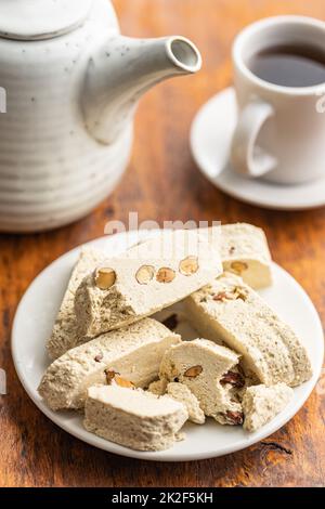 Halva de tahini sucré aux amandes. Dessert turc sur l'assiette. Banque D'Images