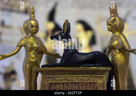 Statuettes égyptiennes anubis eset nebtht en or Banque D'Images