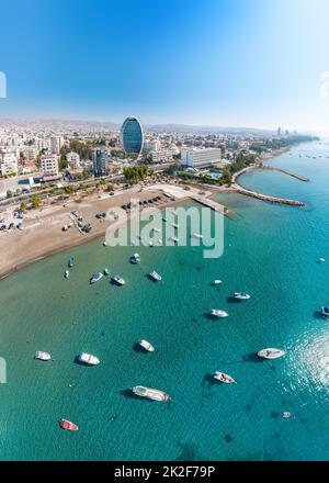 Bateaux de pêche près de la côte de Limassol, Chypre, vue aérienne Banque D'Images