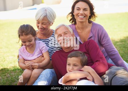 La famille est tout. Plan rogné d'une famille de plusieurs générations passant du temps ensemble à l'extérieur. Banque D'Images