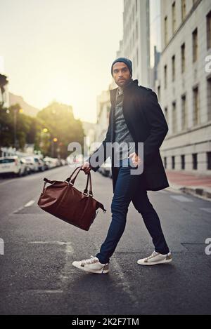 Conçu pour la ville. Photo d'un jeune homme à la mode dans la ville. Banque D'Images