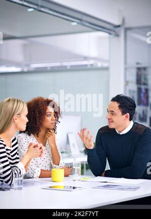 Une réunion de collègues partageant les mêmes idées. Un groupe de collègues discutant de questions commerciales. Banque D'Images