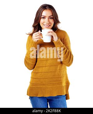 Vous ne pouvez pas dire un café sans sourire. Photo studio d'une femme buvant un café sur fond blanc. Banque D'Images