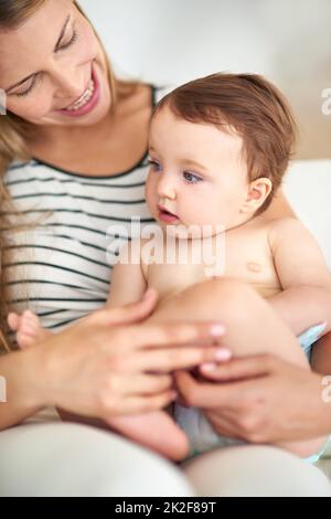 Enfant doux de la mienne. Photo d'une mère qui se joint à son adorable bébé fille. Banque D'Images