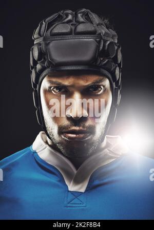 Jouez. Portrait court en studio d'un jeune joueur de rugby déterminé. Banque D'Images