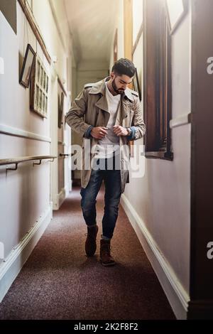 Sa swag continue à aller et à aller. Photo d'un jeune homme tendance vêtu d'un vêtement urbain. Banque D'Images