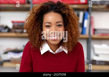 Vous rêvez de grands rêves, vous allez vous développer en eux. Potrait d'une jeune femme au bureau. Banque D'Images