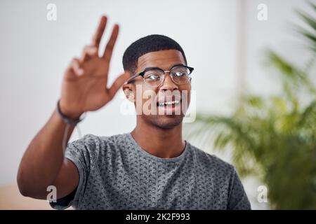 Hé, attendez. Photo d'un jeune homme d'affaires levant la main dans un bureau. Banque D'Images