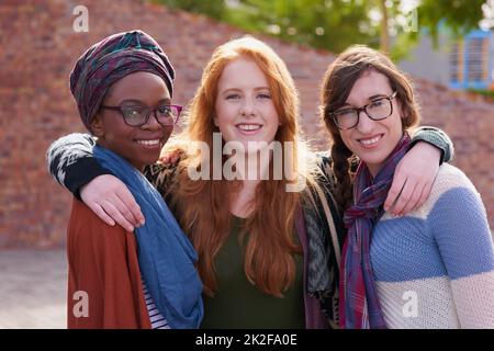 Profiter de la vie sur le campus. Portrait d'un groupe d'étudiants universitaires sur le campus. Banque D'Images