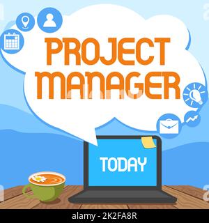 Affiche le chef de projet. Concept d'affaires charge globale de la planification et de l'exécution d'un projet dactylographiant à la main sur ordinateur portable à côté de Coffe Mug et usine de travail à domicile. Banque D'Images