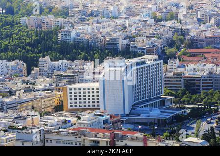 Vue sur la ville depuis la colline de Lycabette à Athènes, Grèce. Panorama d'Athènes . Magnifique paysage urbain avec bord de mer Banque D'Images