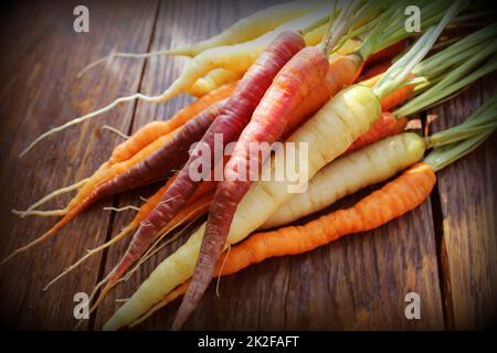 Les carottes. Colorés frais carottes sur fond rustique foncé Banque D'Images