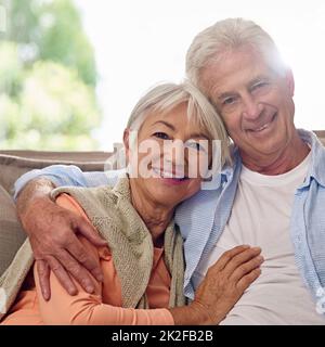 Le vrai amour n'a pas de date d'expiration. Portrait d'un couple senior à la maison. Banque D'Images