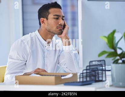 Je n'en fait pas grand-chose aujourd'hui. Photo courte d'un homme d'affaires qui semble s'ennuyer lorsqu'il est assis à son bureau. Banque D'Images