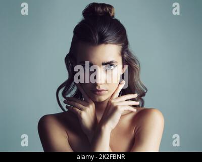 J'aime jouer avec mon look. Photo en studio d'une jeune femme attrayante portant un maquillage artistique. Banque D'Images