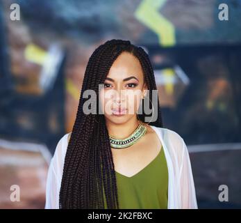 Fidèle à mon style. Portrait court d'une jeune femme attrayante avec piercings. Banque D'Images