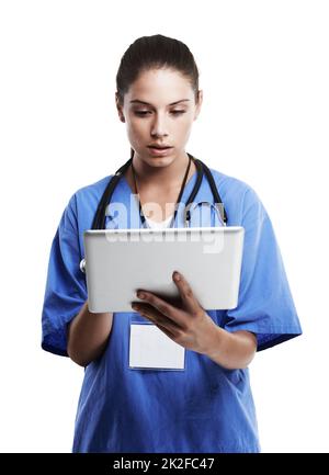 Diagnostic numérique. Photo en studio d'un beau jeune médecin à l'aide d'une tablette numérique contre un blanc. Banque D'Images