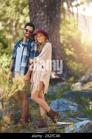 Nous sommes amoureux de la nature. Portrait complet d'un jeune couple affectueux lors d'une randonnée. Banque D'Images