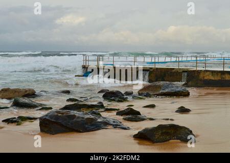 Les vagues déferlent sur la piscine de roche de South Curl Curl Beach à Sydney, en Australie Banque D'Images