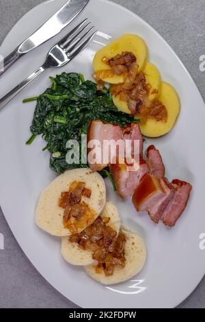 flanc fumé avec pommes de terre et boulettes de pain et épinards Banque D'Images