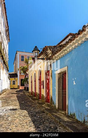 Façades colorées de maisons de style colonial sur une rue pavée Banque D'Images