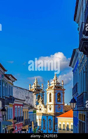 Vieilles maisons colorées façades et tours d'église historiques de style baroque et colonial dans le quartier de Pelourinho Banque D'Images