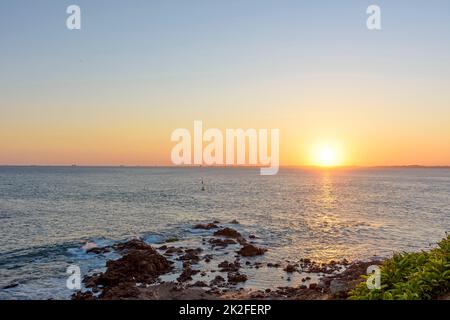 Coucher de soleil tropical sur la plage de Barra en été Banque D'Images