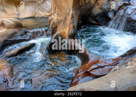 Petite crique avec des eaux limpides qui traversent les rochers Banque D'Images