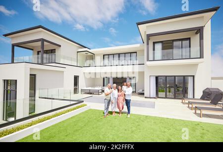 Portrait de famille heureuse se déplaçant dans leur maison de luxe, maison ou propriété immobilière en été. Propriétaire, grand-parent et fille debout sur le Banque D'Images