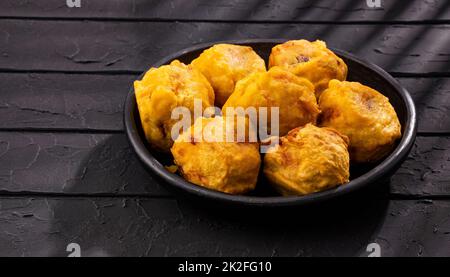 Pommes de terre farcies frites colombiennes - cuisine de rue colombienne Banque D'Images