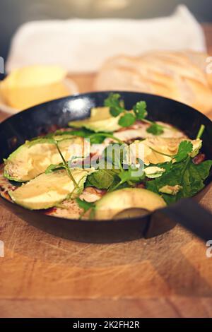 La preuve que le petit déjeuner n'a jamais à être ennuyeux. Dose d'un plat savoureux servi dans une casserole. Banque D'Images