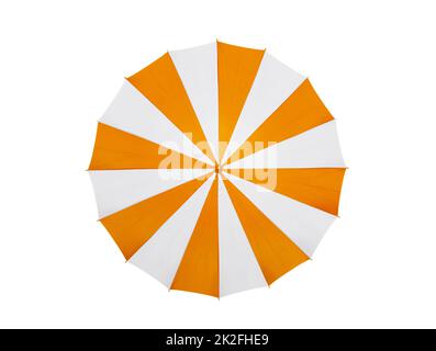 Parasol de plage à rayures blanc orange isolé sur fond blanc avec passe-cheveux Banque D'Images