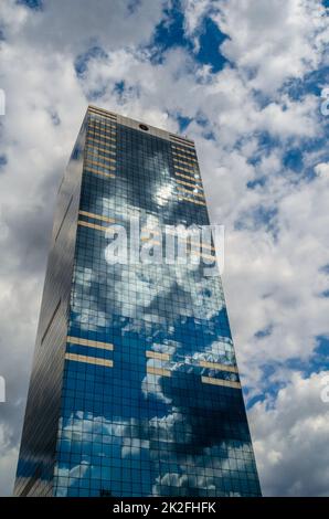 BRUXELLES, BELGIQUE - 20 AOÛT 2013 : la Tour Sud (Tour du midi ou Zuidertoren), un gratte-ciel de 38 étages de 148 m construit entre 1962 et 1967 à Bruxelles, est le plus haut bâtiment de Belgique Banque D'Images