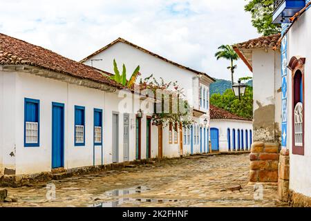 Rues pavées avec de vieilles maisons coloniales de style colonial sur la vieille ville historique de Paraty Banque D'Images