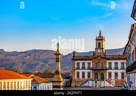 Ancienne place centrale d'Ouro Preto avec ses bâtiments et monuments historiques Banque D'Images