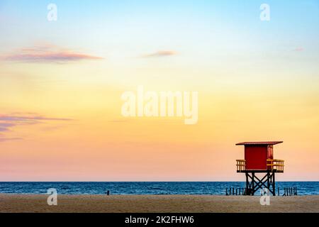 Cabine de sauvetage sur la plage au coucher du soleil tropical Banque D'Images