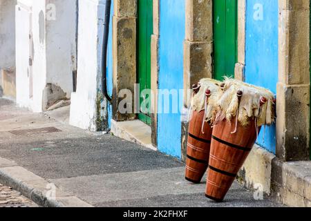 Les tambours ethniques brésiliens aussi appelés atabaques dans les rues de Pelourinho Banque D'Images