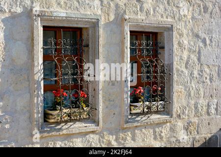 Fenêtres Cappadoce avec fleurs Banque D'Images