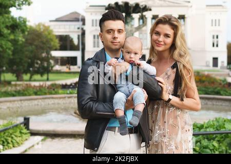 Jeune couple heureux avec le petit garçon Banque D'Images