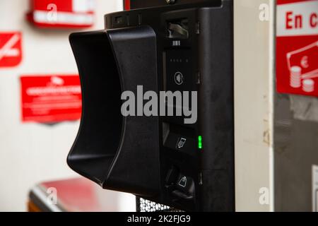 Paris, France-juin 10 2021 : paiement à la pompe à essence de la station-service locale. Pompes à carburant à la station-service Banque D'Images