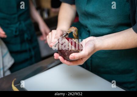 Cuisiner des légumes dans une cuisine Banque D'Images