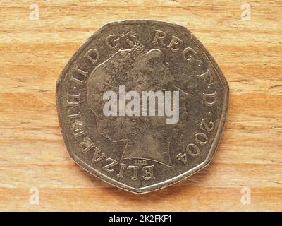 50 pence coin, côté opposé montrant la Reine, monnaie du Royaume-Uni Banque D'Images