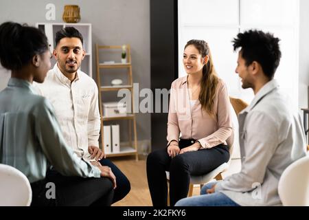 Les gens à l'écoute de la jeune femme qui parle de ses problèmes Banque D'Images